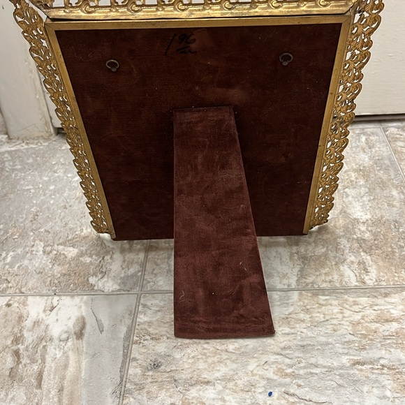 Antique Picture Frame In Gold Lightweight Metal. Back Is All Felt. - Picture 10 of 12